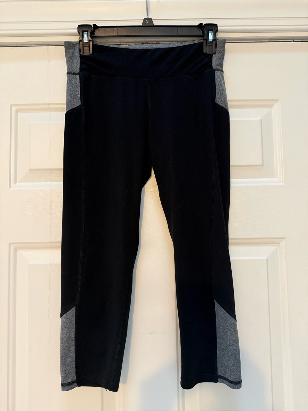 EUC Champion Black & Gray Capri Athletic Pants